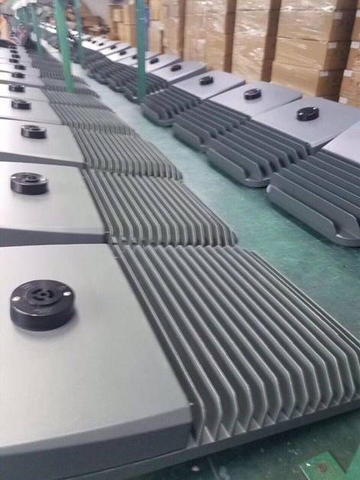 Gia công lắp ráp sản xuất đèn đường led 100w Philips theo yêu cầu kỹ thuật