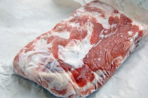 Tại sao nên sử dụng thịt cấp đông để sản xuất giò chả, xúc xích ?