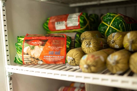Làm sao để bảo quản xúc xích, giò chả trong tủ lạnh mà không bị khô và bở ?
