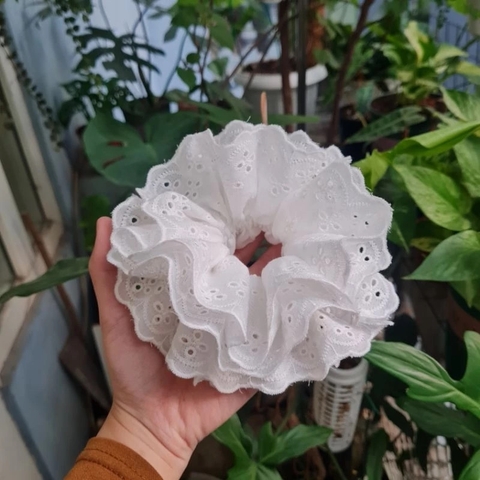 Scrunchies cột tóc phong cách Hàn Quốc