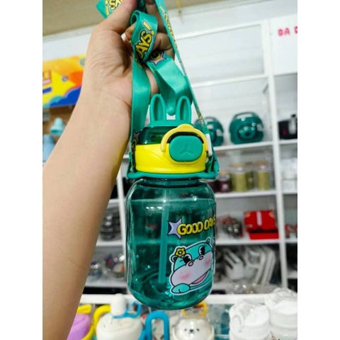 Bình nước có ống hút