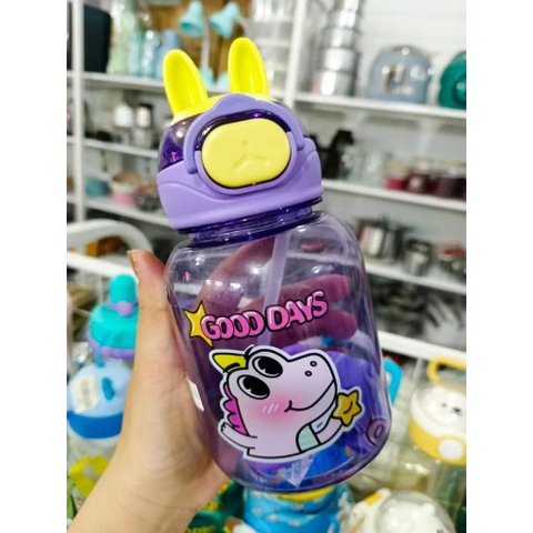 Bình nước có ống hút