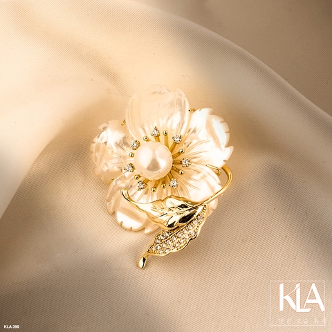 Trâm Cài Áo Cao Cấp KLA Luxury Gifts KLA390 Hình Bông Hoa Năm Cánh Đính Đá Moissanite Lấp Lánh Và Ngọc Trai Nhân Tạo Cao Cấp