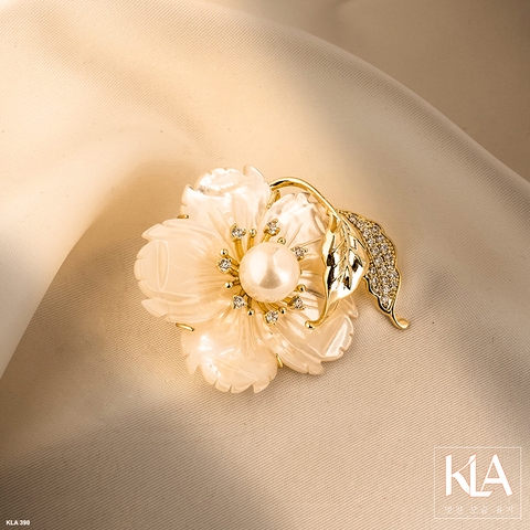 Trâm Cài Áo Cao Cấp KLA Luxury Gifts KLA390 Hình Bông Hoa Năm Cánh Đính Đá Moissanite Lấp Lánh Và Ngọc Trai Nhân Tạo Cao Cấp