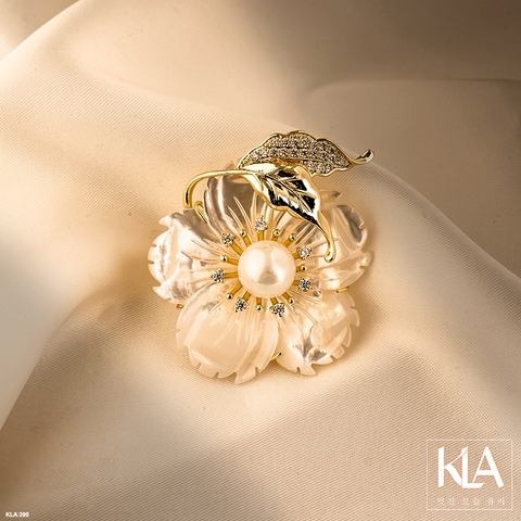 Trâm Cài Áo Cao Cấp KLA Luxury Gifts KLA390 Hình Bông Hoa Năm Cánh Đính Đá Moissanite Lấp Lánh Và Ngọc Trai Nhân Tạo Cao Cấp