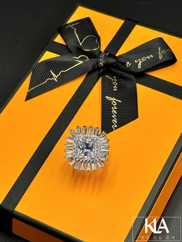 Khuy Cài Khăn KLA Luxury Gifts KLA436 Hình Vuông Nhiều Cánh Đính Đá Moissanite Lấp Lánh