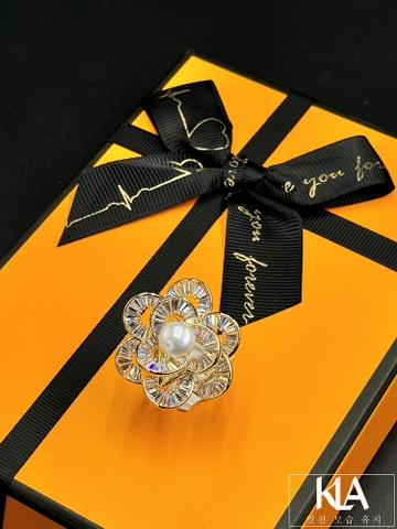 Khuy Cài Khăn KLA Luxury Gifts KLA437-01 Hình Bông Hoa Nhiều Cánh Màu Vàng Đính Đá Moissanite Và Ngọc Trai Nhân Tạo Cao Cấp