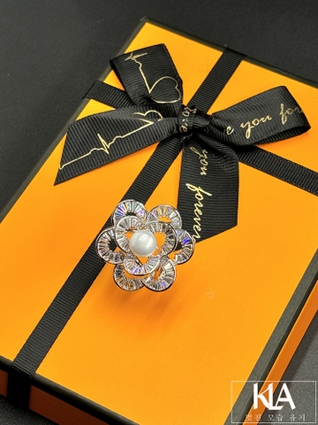 Khuy Cài Khăn KLA Luxury Gifts KLA437-02 Hình Bông Hoa Nhiều Cánh Màu Bạc Đính Đá Moissanite Và Ngọc Trai Nhân Tạo Cao Cấp