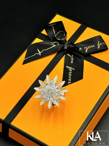 Khuy Cài Khăn KLA Luxury Gifts KLA445 Hình Hoa Tuyết Nhiều Cánh Đính Đá Moissanite Cao Cấp