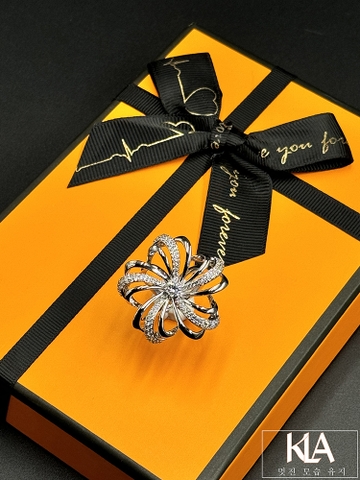 Khuy Cài Khăn KLA Luxury Gifts KLA449 Hình Bông Hoa Nhiều Cánh Đính Đá Moissanite Lấp Lánh