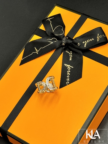 Khuy Cài Khăn KLA Luxury Gifts KLA450 Hình 2 Chữ D Quay Ngược Nhau Màu Vàng Đính Đá Moissanite Lấp Lánh
