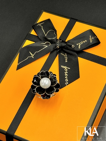 Khuy Cài Khăn KLA Luxury Gifts KLA464 Hình Bông Hoa Màu Đen Đính Ngọc Trai Nhân Tạo Cao Cấp