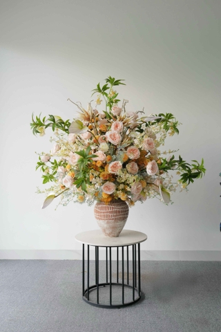 Trang trí văn phòng ngày 20/10 với hoa lụa cao cấp – Nâng tầm không gian doanh nghiệp