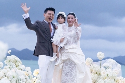 CHIÊM NGƯỠNG KHÔNG GIAN CƯỚI LÃNG MẠN CỦA SALIM: SỰ KẾT HỢP HOÀN HẢO GIỮ HOA TƯƠI VÀ BIỂN XANH