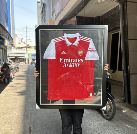 Khung áo đấu viền đen chỉ bạc 