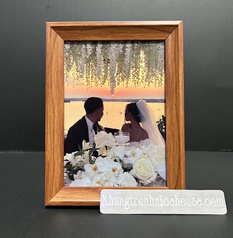 Khung ảnh để bàn màu nâu gỗ vát cạnh sang trọng CV-G