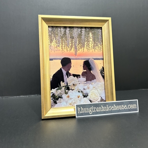 Khung ảnh để bàn màu vàng sang trọng CV-V