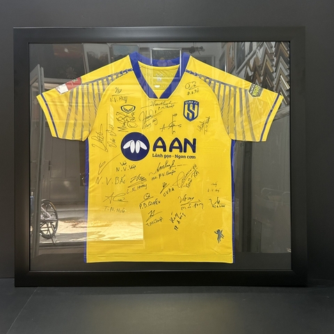 KHUNG ÁO VÀNG DANG TAY