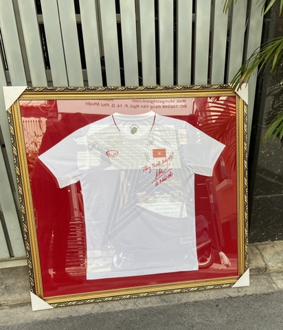 Khung Áo Đấu Viền Gỗ Vàng Đồng