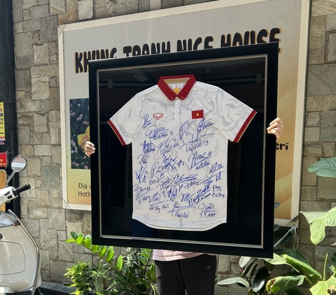 Khung Áo Đấu Chỉ Bạc Đẹp