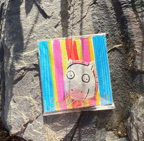 Nam châm ngựa hồng