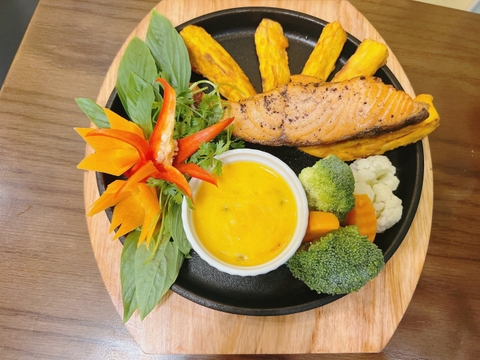 GRILLED SALMON FILLET WITH PASSION FRUIT DRESSING