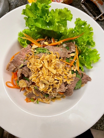 GREEN PAPAYA WITH BEEF/ CHICKEN SALAD