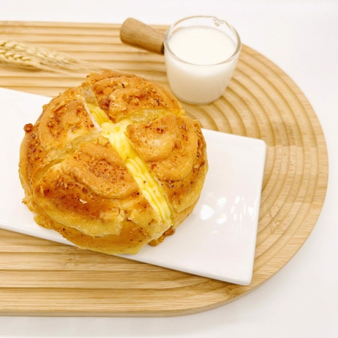 Bánh Mì Hạt Óc Chó Sốt Kem