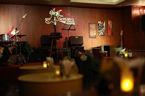 THE ESCAPE BAR & CAFE