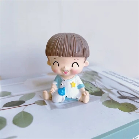 Bé Trai Bình Sữa Tóc Ngắn