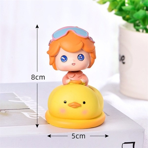 Bé Ngồi Vịt Vàng