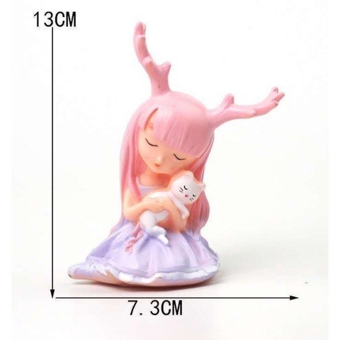 Bé Ôm Mèo Tóc Hồng