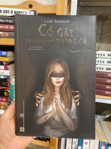Cô Gái Trong Thùng Gỗ