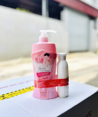 Sữa tắm Thebol hồng chai 650ml kẹp tặng/12