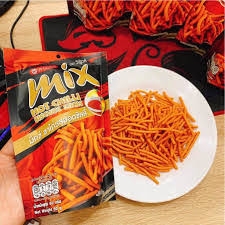 Bánh mix đỏ dạng que nhỏ hương cay nổi bật