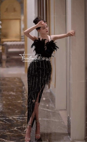 Đầm Dài Hai Dây Xẻ Tà Lông Vũ Tua Rua