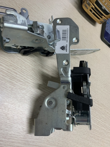 Ổ khóa ngậm Howo A7 T7H bên lái