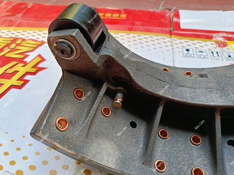 Má phanh liền xương Howo sau cầu Man (12 lỗ)