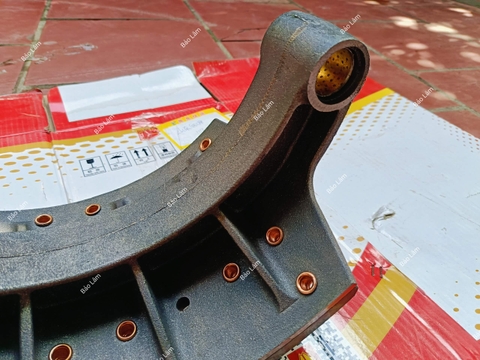 Má phanh liền xương Howo sau cầu Man (12 lỗ)