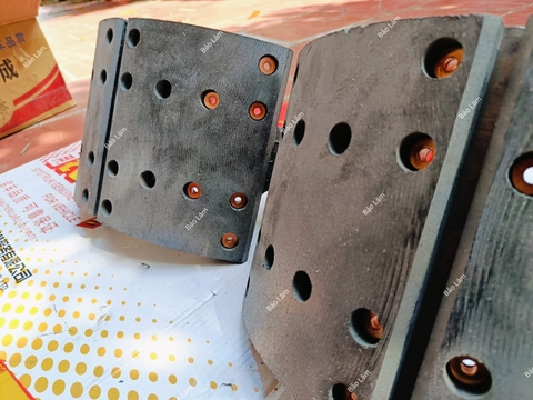 Má phanh liền xương Howo sau cầu Man (12 lỗ)