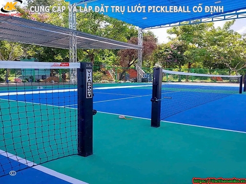 Trụ lưới pickleball chắc chắn được lắp đặt cố định trên sân tại Hà Nội