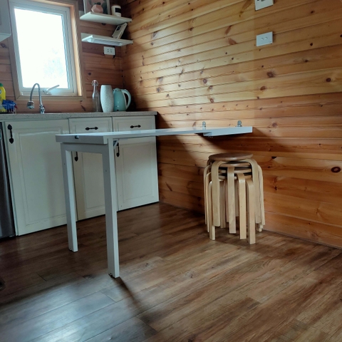 Bàn ăn gấp gọn treo tường tại Hoàn Kiếm