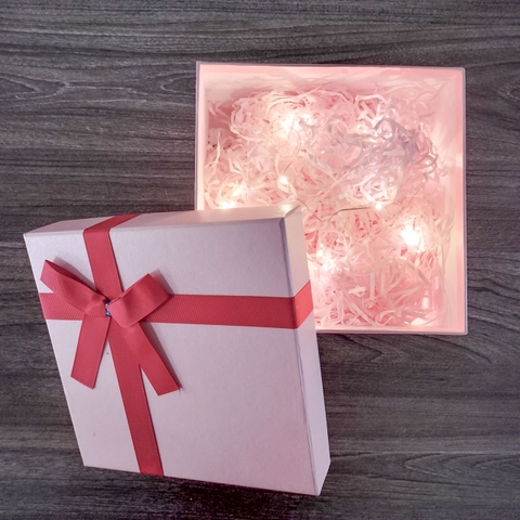 Hộp quà Hồng gắn nơ + Rơm + Đèn  Size 18x18x10