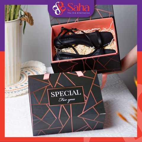 Hộp quà tặng nắp cuộn gấp xếp có quai xách màu đen hồng size 24x18x10 cm