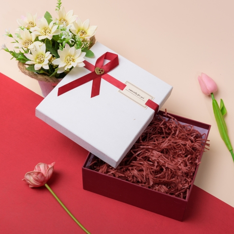 Hộp Quà Nắp Trắng Nơ Đỏ + Rơm ( HQ07 )