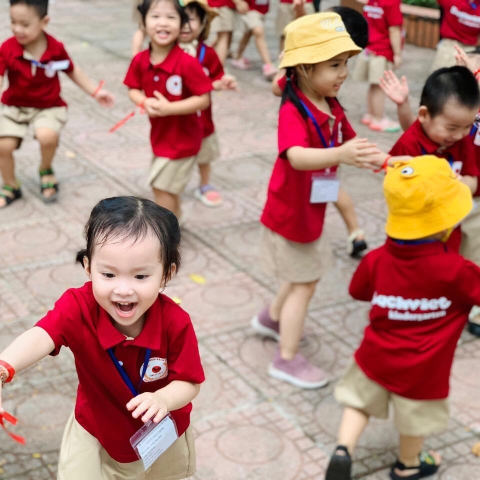 Cho trẻ đi học muộn hơn có làm trẻ bớt bệnh hơn không?
