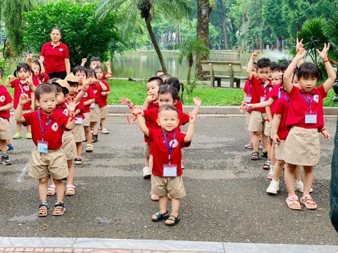 Ở NHÀ VỚI ÔNG BÀ, BẢO MẪU HAY CHO CON ĐI HỌC SỚM TỪ 15 THÁNG TUỔI?