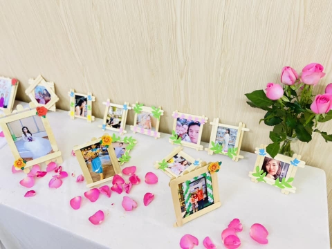 Mẹ đã chăm sóc chúng con rất nhiều rồi, hôm nay để con chăm sóc cho mẹ nhé!
