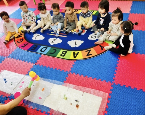 Lăng kính sắc màu qua bàn tay của các bé mầm non Bách Việt