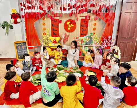 Cùng trải nghiệm hoạt động gói bánh chưng đón Tết cùng các bạn nhỏ Hệ thống MN Bách Việt